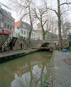 838528 Gezicht op de Paulusbrug over de Nieuwegracht te Utrecht, die gerestaureerd wordt.